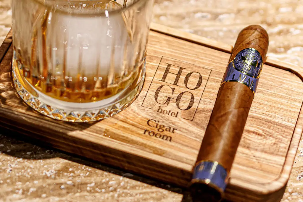 Uparivanje premium cigara i destilata u Cigar baru Hotel Hogo Inđija tokom edukativne radionice.